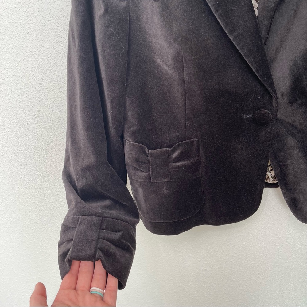 Apostrophe Women's Fitted Black Velvet Blazer, Petite - Picture 4 of 7